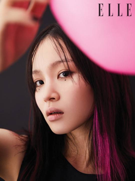 韩歌手李遐怡签约新公司后登杂志 展全新时尚风格