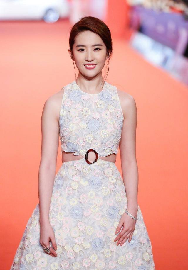 原创刘亦菲有点肉感更贵气,穿无数连衣裙腰间镂空,170身材太出众