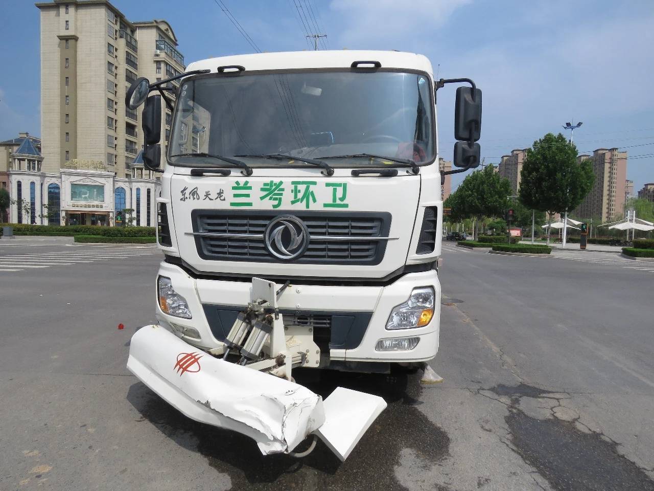 道路交通法有明确规定:洒水车,清扫车等机动车应当按照安全作业标准