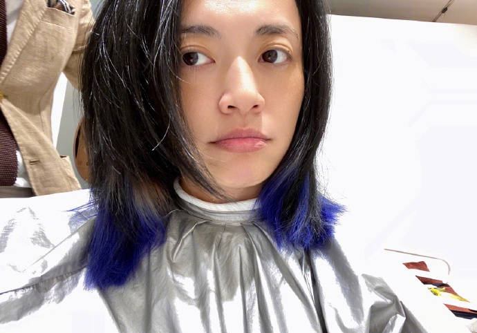 姚晨意外染扎眼蓝墨色发尾 开心自拍造型时尚前卫