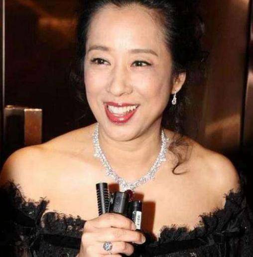 何晶洁为罗康瑞生儿育女他却恋霍启刚母亲抛弃30年发妻