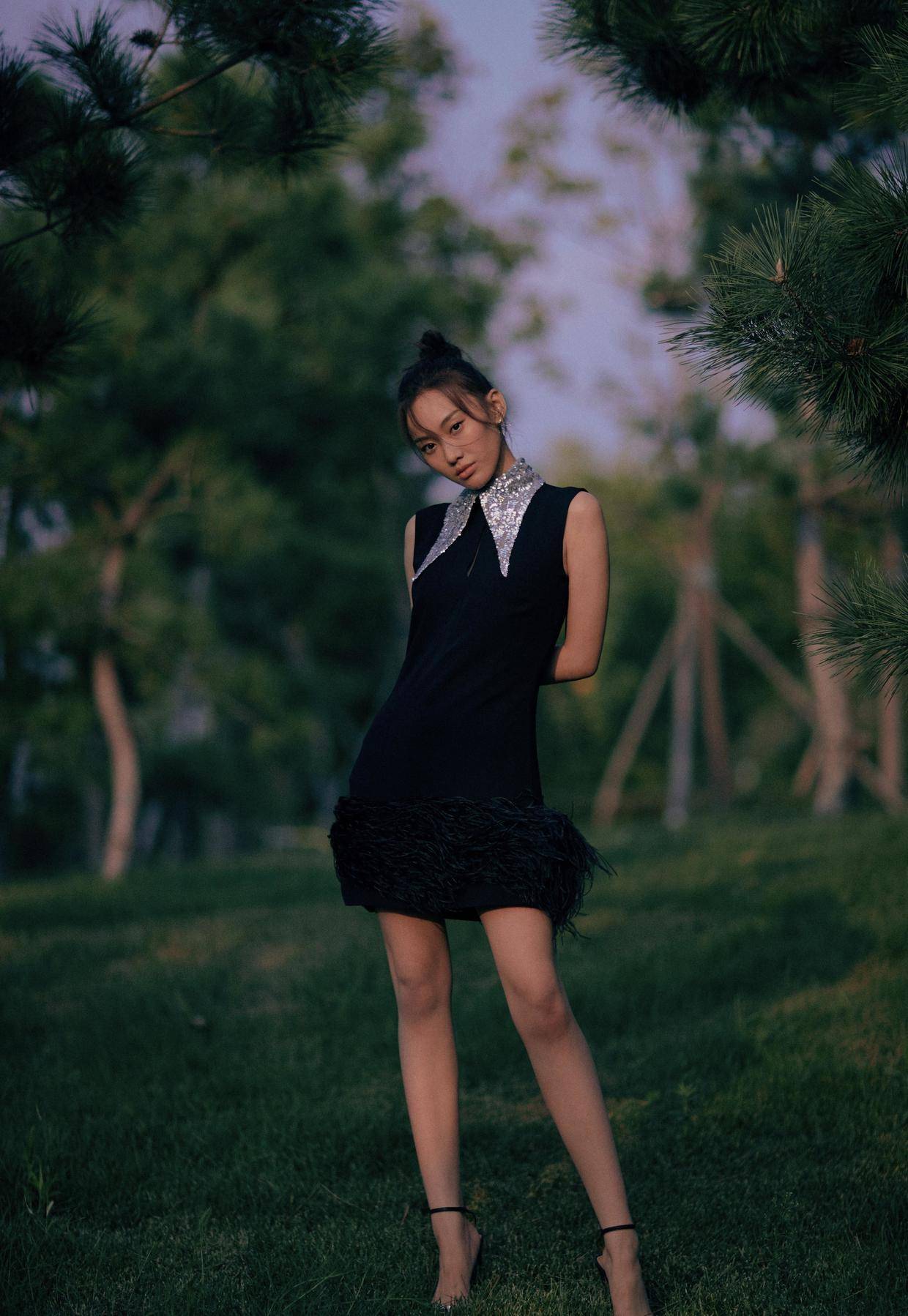 原创闫妮女儿"邹元清"气质开挂!扎丸子头配黑色连衣裙,女神范十足