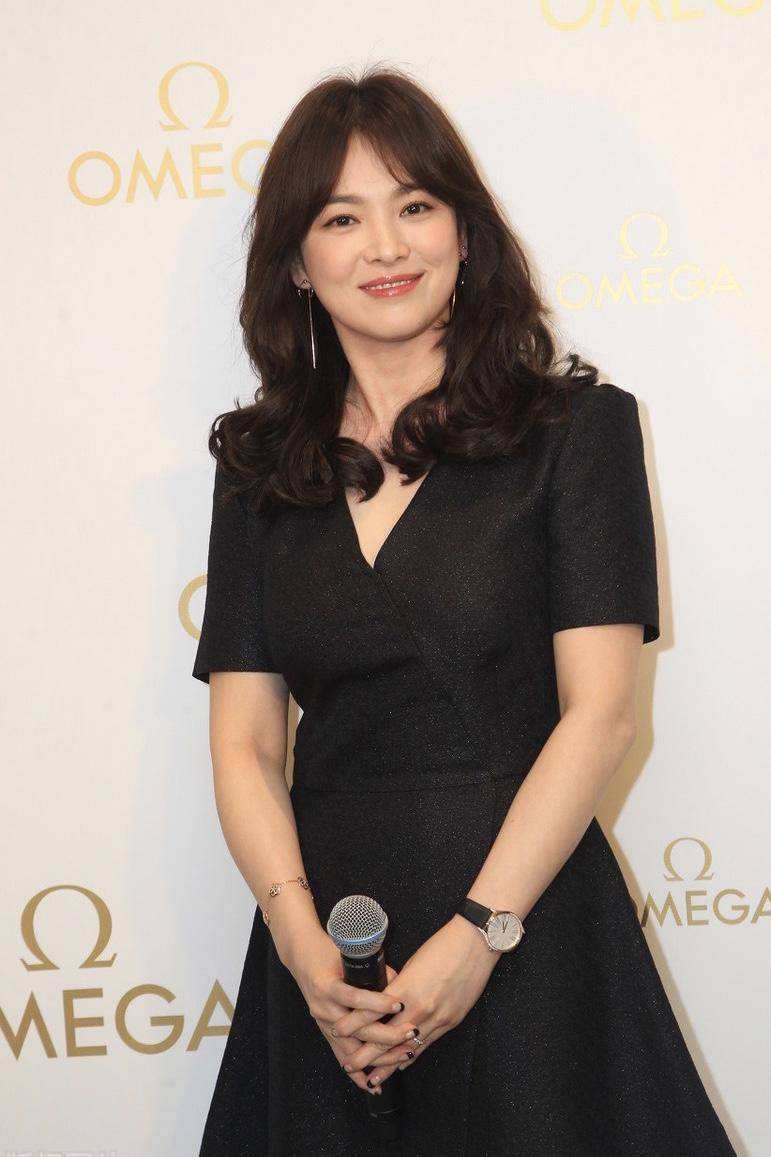 宋慧乔穿黑色长裙太优雅,本以为站着不动够美了,走起路来更惊艳