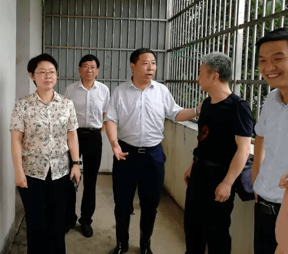 新渡镇党委书记洪时仆陪到桐城市组织部长金秋明也来看望灾民了