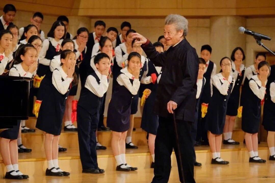 我国著名指挥家杨鸿年因病医治无效,享年86岁_合唱队
