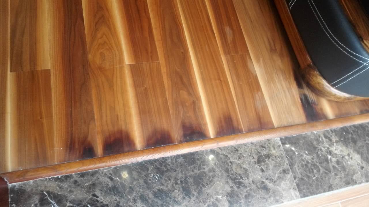 客户担忧二:地板发黑