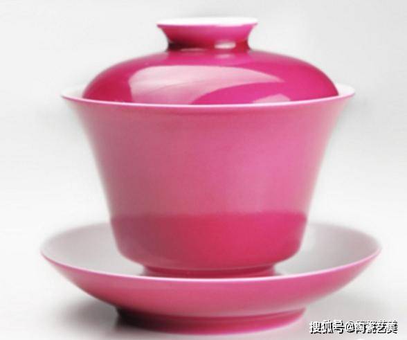 在古代单色釉瓷器中, 胭脂红以"红若赤霞,赧如羞女"而独步瓷坛,胭脂釉