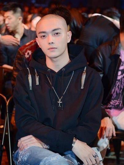 当男星剃成光头,张一山痞气,罗晋普通,看到许凯:两眼放光