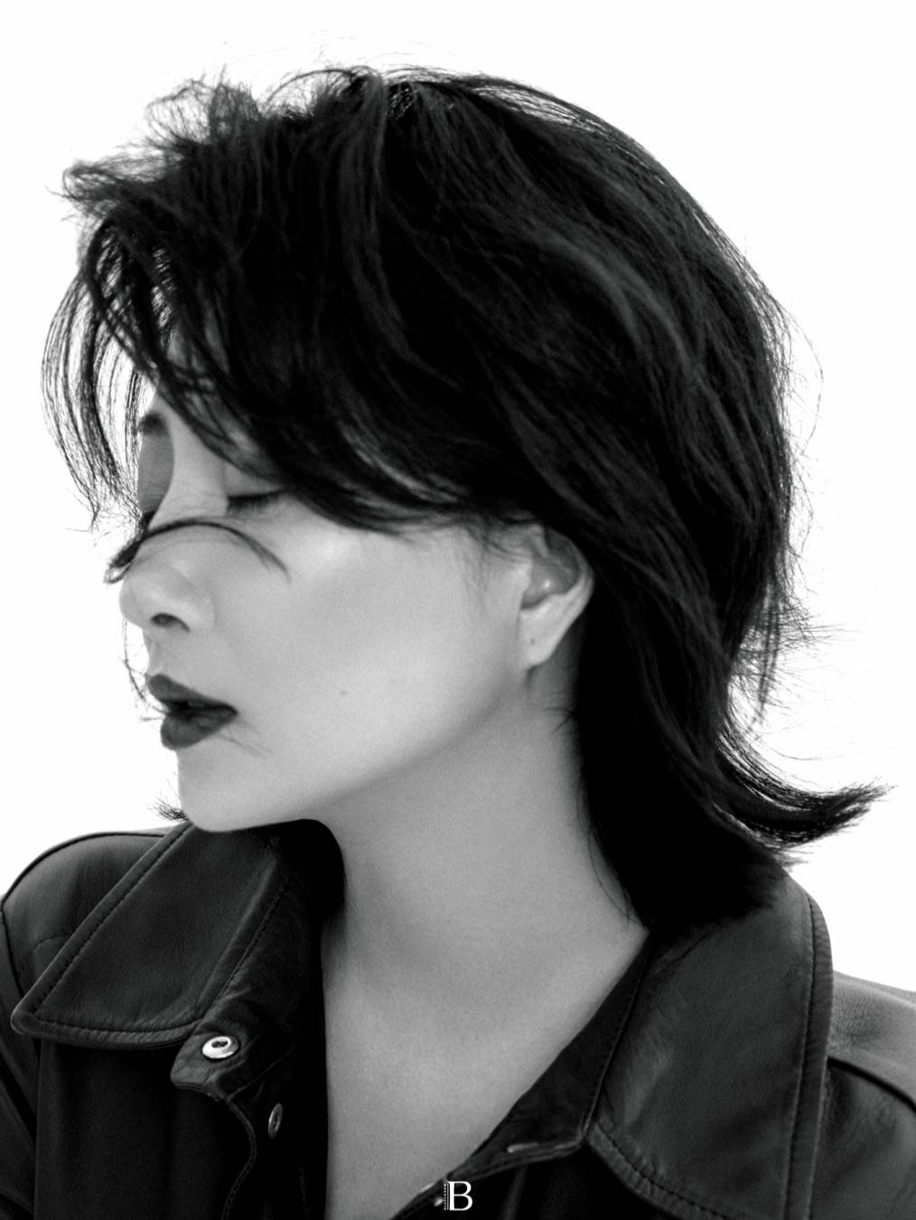 殷桃浓烈烟熏妆登杂志封面 黑白影像塑造高级质感_时尚