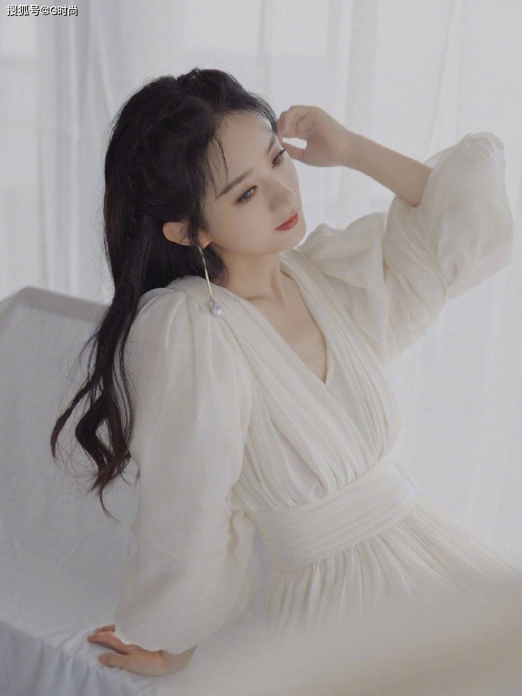 出席活动的赵丽颖是穿着仙裙的仙女本仙