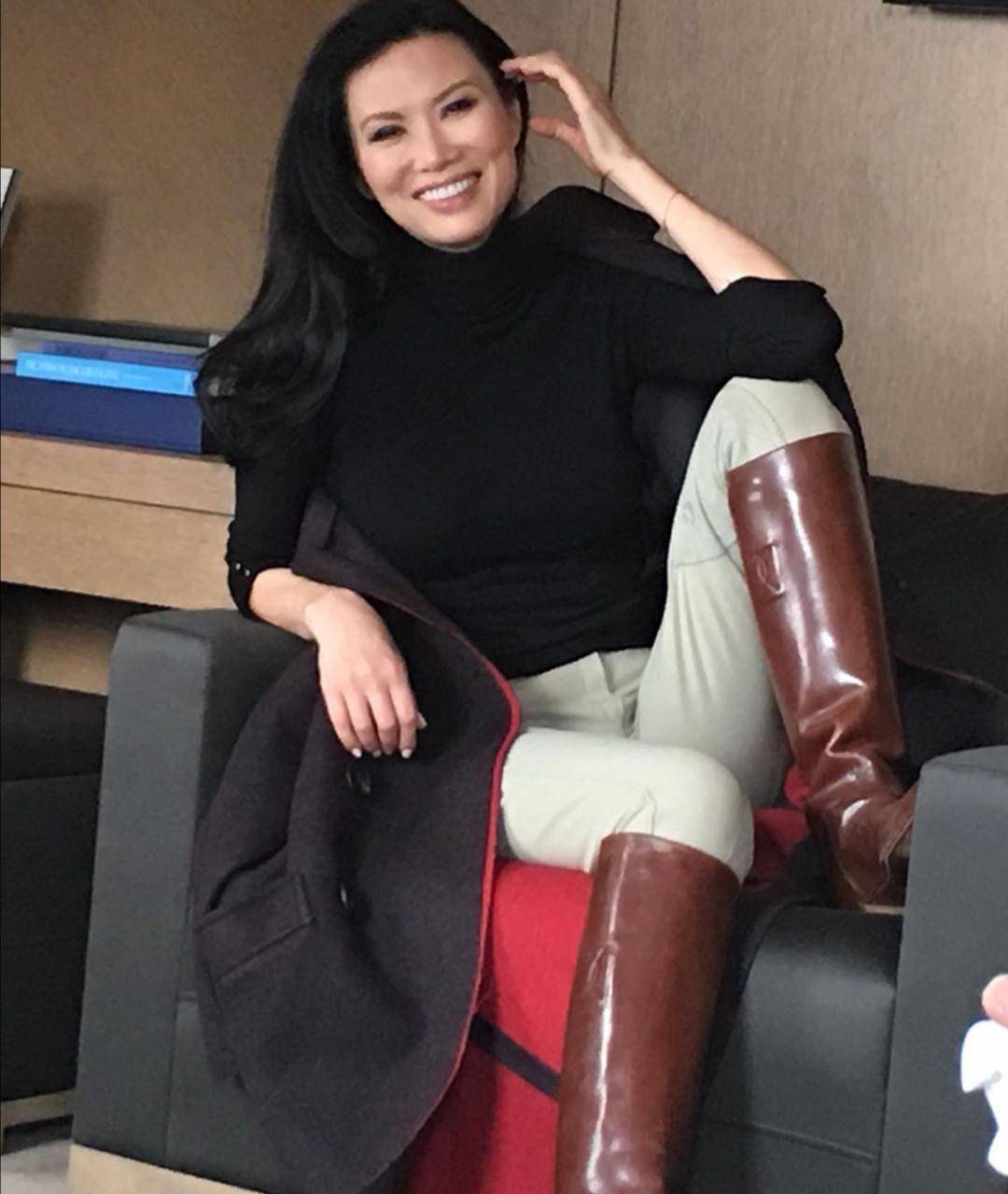 原创50岁邓文迪越活越年轻,黑衣配皮靴英姿飒爽,皮肤好光滑啊