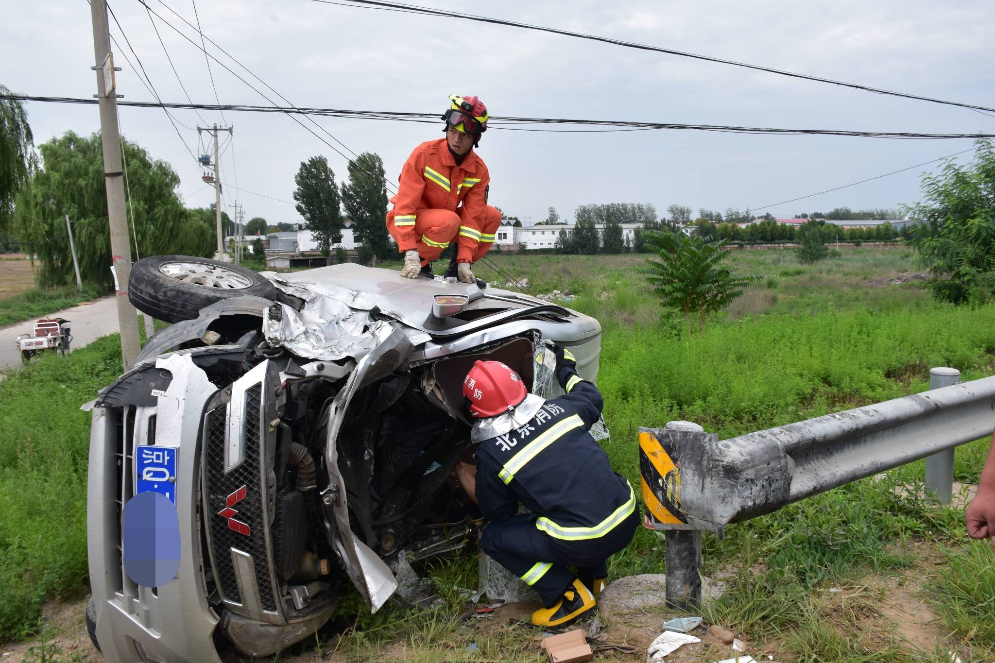 车辆侧翻人员被困,房山消防紧急救援