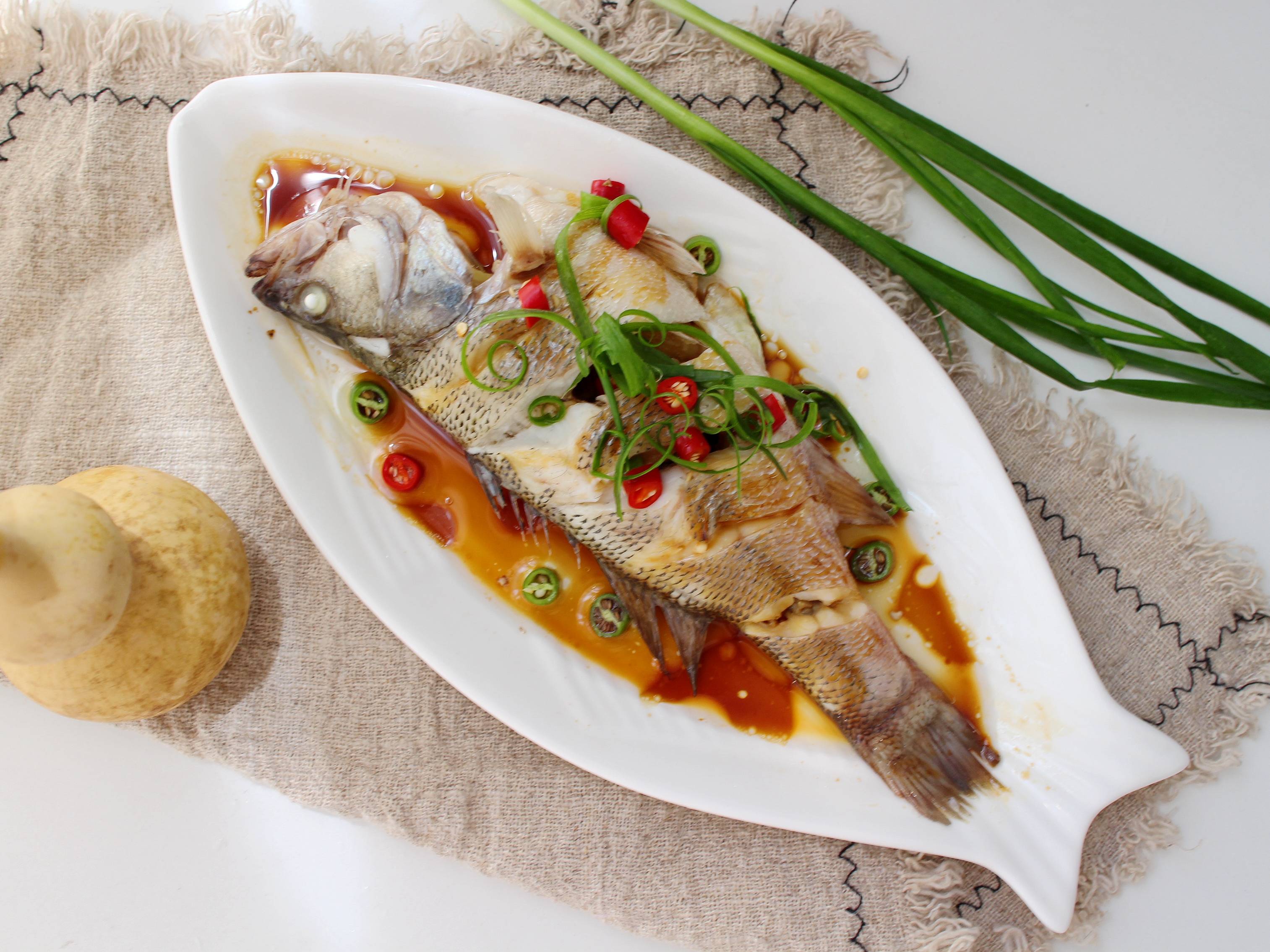 鲈鱼因为骨头少,肉质鲜美,所以非常适合清蒸.