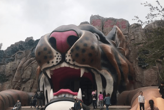 天津有个卡通式动物园,园内树木葱郁,碧草连茵,天水一色!