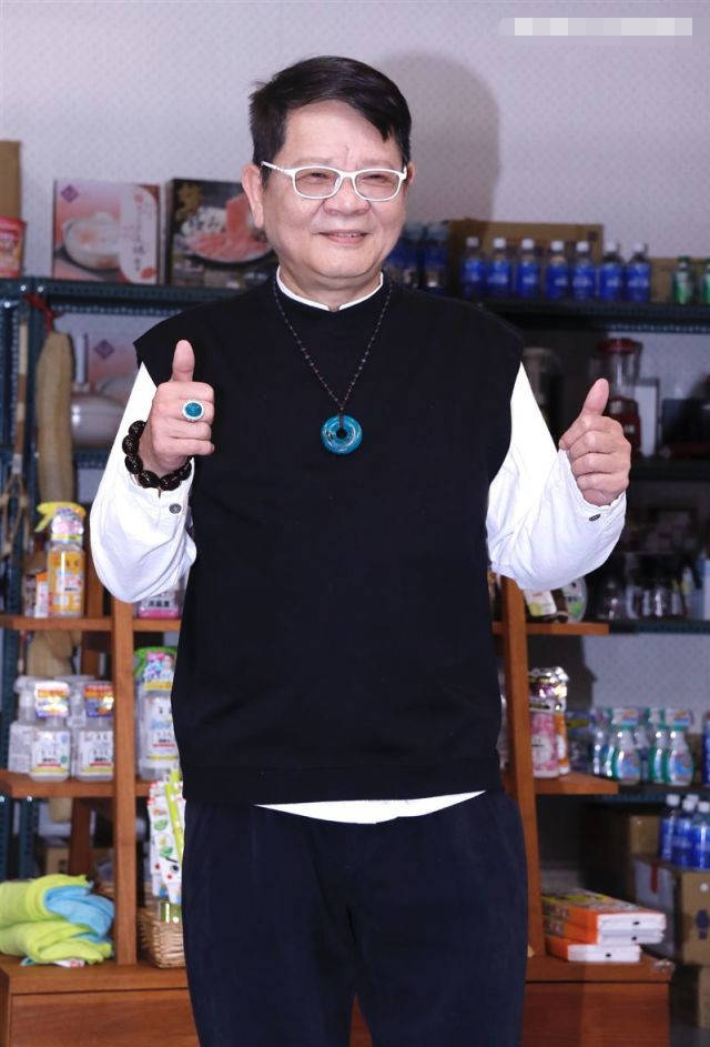 65岁男星谈过500女友,自曝曾同时和十几个女生交往,一月换一批_郑进一