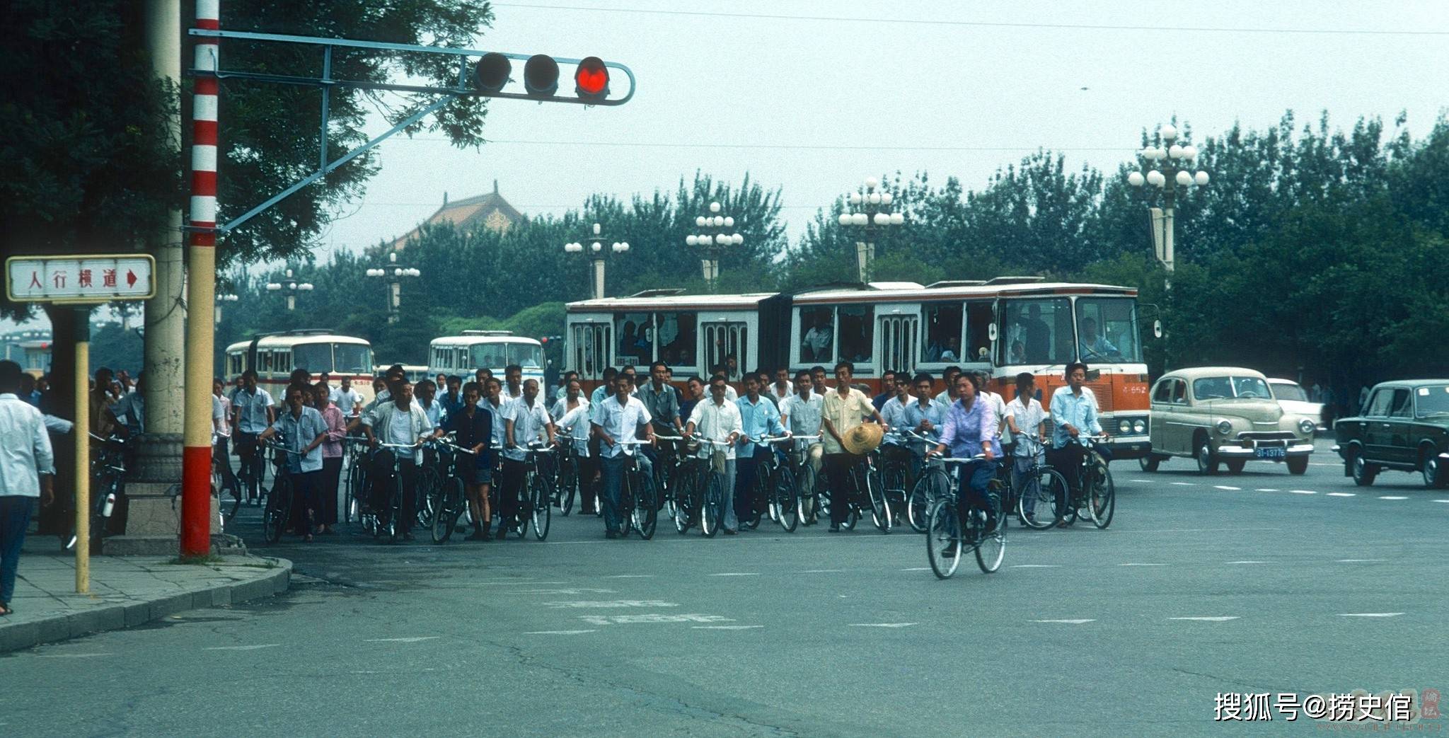 1977年北京,长安街不塞车自行车和公交车在等红灯-搜狐大视野-搜狐新