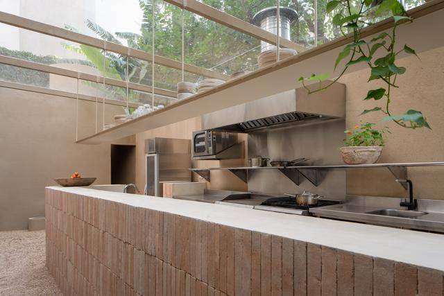 原创用红砖堆起来的豪宅,做窑洞风装修,下沉式厨房,爬螺旋楼梯上楼