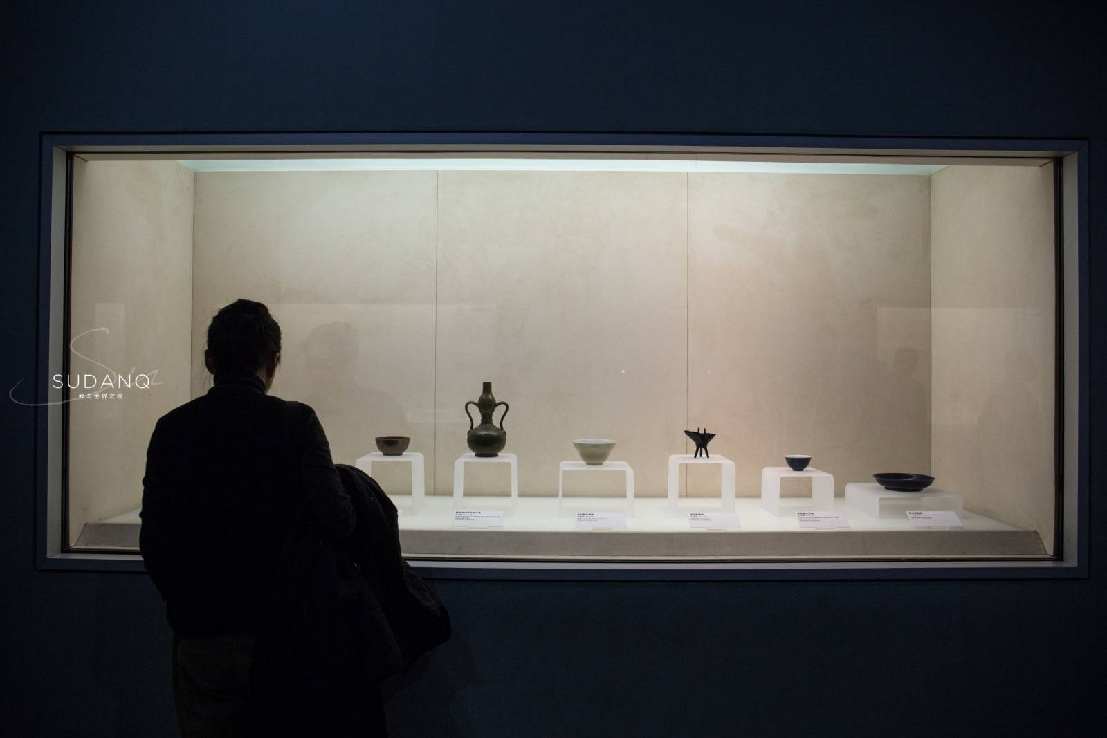 原创湖北省博物馆这一橱窗设计太美了,如时空穿梭,展现中国青瓷之美