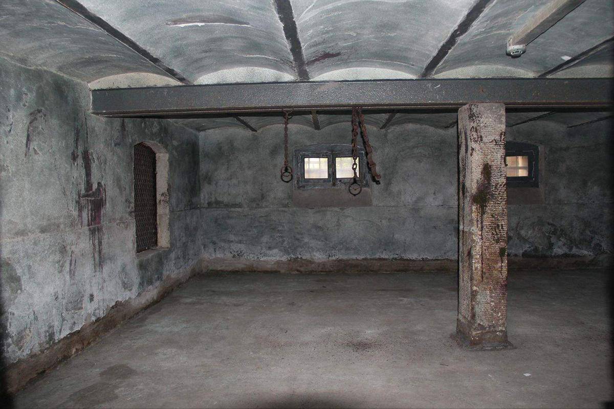 原创1949年农民找老战友求助,结果却被送进监狱,这是为何呢?