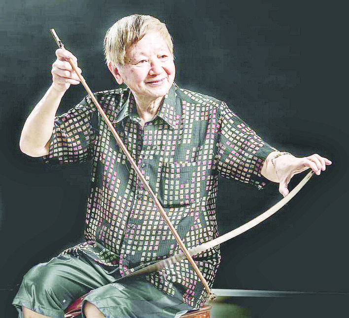 谢学文在拉锯琴