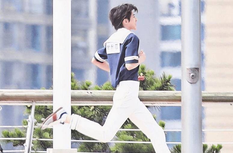 原创跑男录制新路透,蔡徐坤海军服超帅气,我却聚焦于娇小可爱的baby