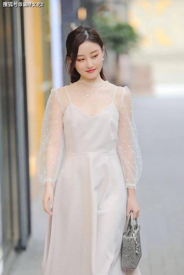 身穿白色网纱连衣裙的小姐姐气质美女爱了爱了