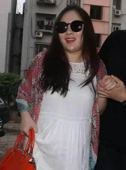 40岁霍思燕再发福修身晚礼服难掩大肚腩或许这就是幸福肥