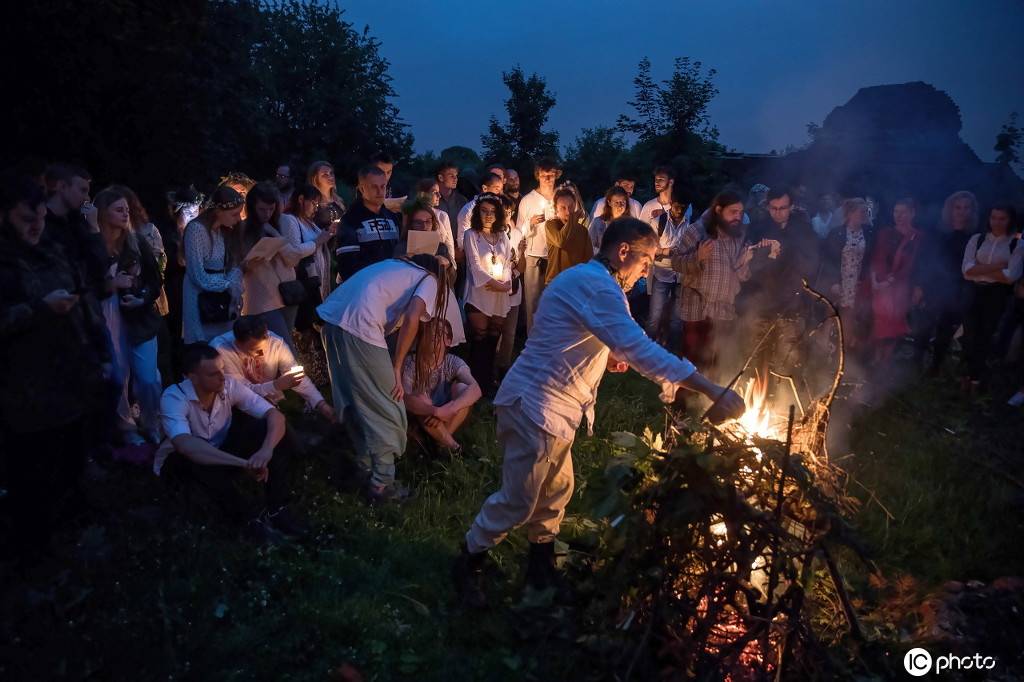 波兰庆祝伊万-库帕拉节 迎接夏至到来