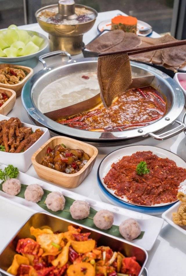 这家热卤火锅,用70斤牛骨熬汤底,是家狠店!