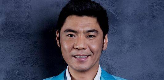 屠洪刚的母亲是呼延生,她在演唱界,其实是很受大家尊重的,也