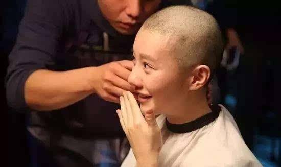 让人最为感触的就是演员王鹤润扮演的陆田甜,有一个光头镜头