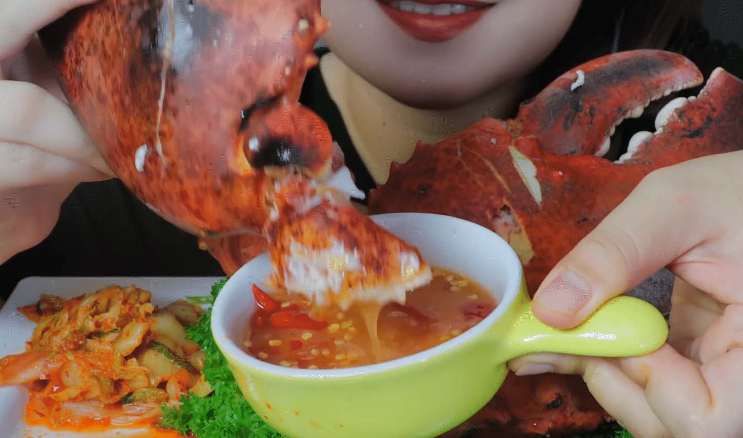 小姐姐直播吃巨型龙虾虾钳就有三四斤重蘸上酱料吃太馋人了