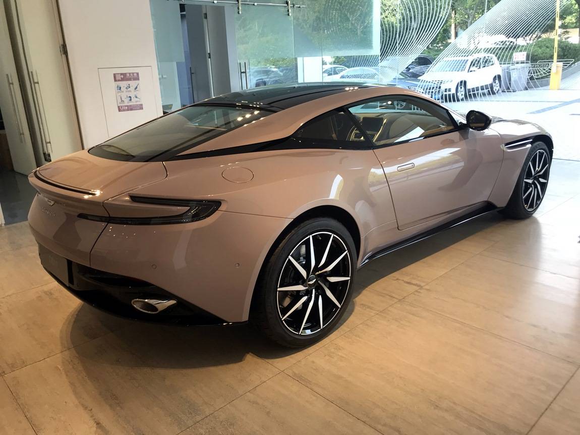 1/ 12 车辆型号:db11 v8 coupe, 颜色内饰:珍珠粉/巧克力棕 ,引擎参数