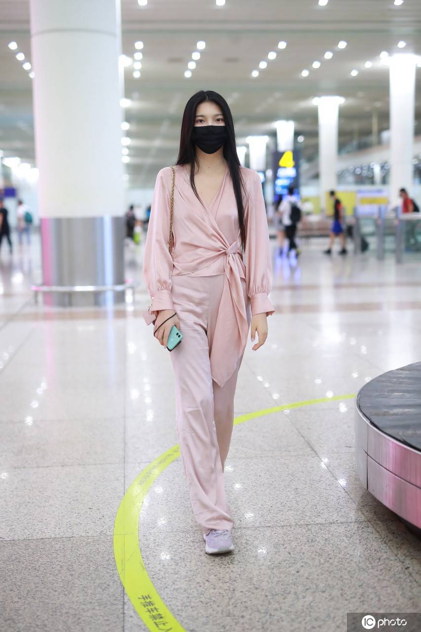 李熙凝粉色裹身上衣 缎面阔腿裤 运动鞋粉嫩可爱