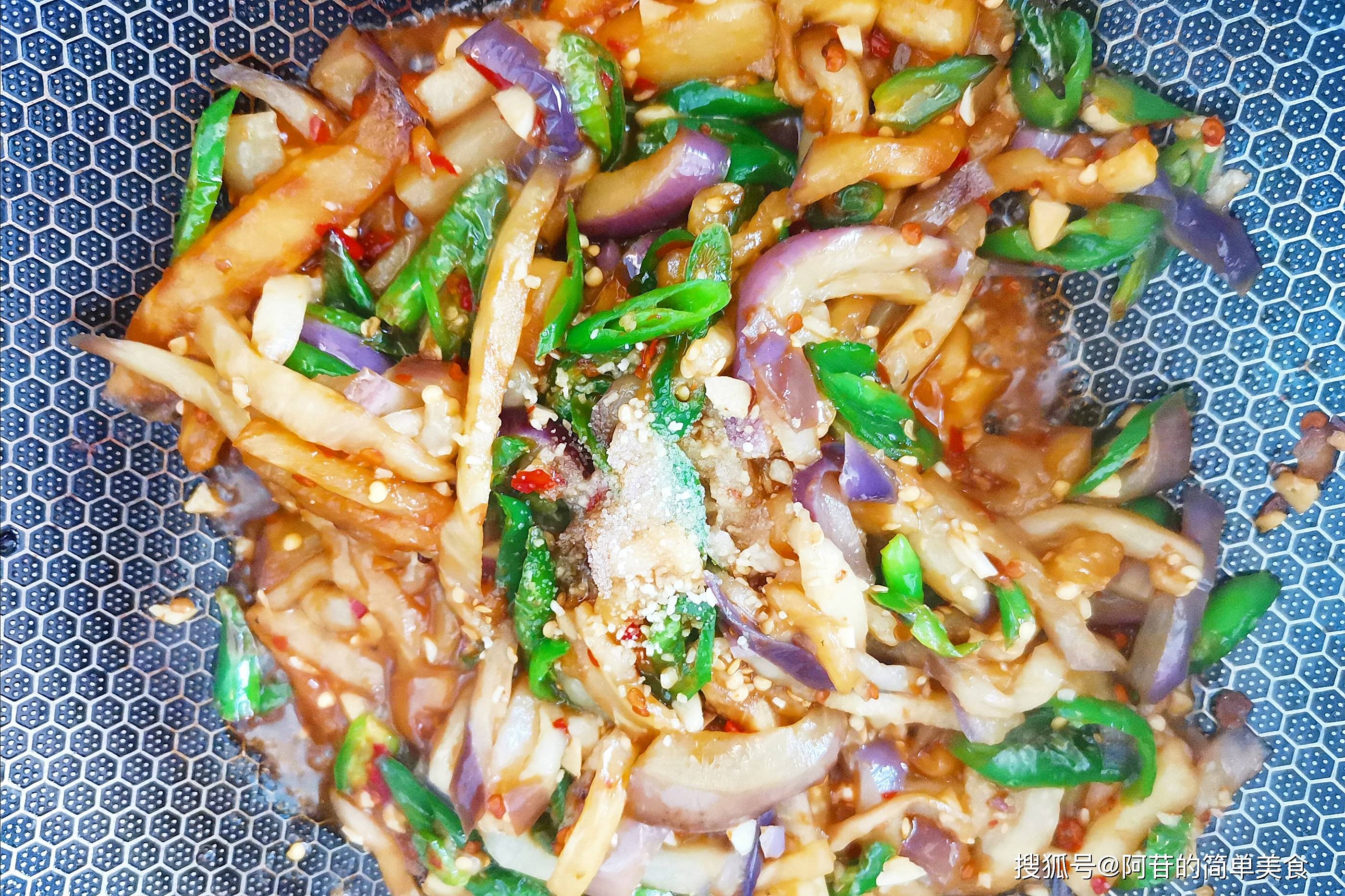 7.将炒好的茄子丝,盛出装盘,再撒上一些葱花即可.