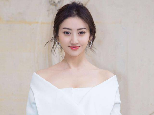 景甜不是不出名,其实知道她的人很多,毕竟她合作的一些男明星,都是圈