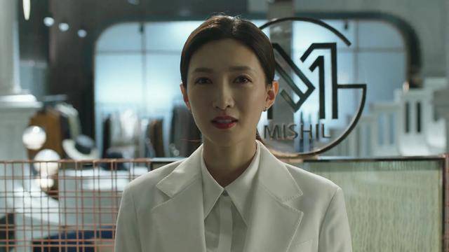 原创《三十而已》王漫妮回乡第一天,全村陪过三十生日,场面浩大