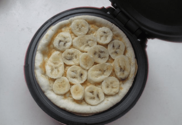 早餐给孩子用电饼铛做个饼,能拉丝还有水果,又香又甜,好吃!