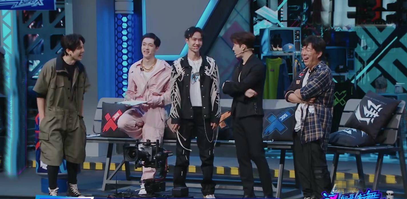 《街舞》小鸡长在王一博笑点上,酷盖笑爆,张艺兴教王一博跳krump互动