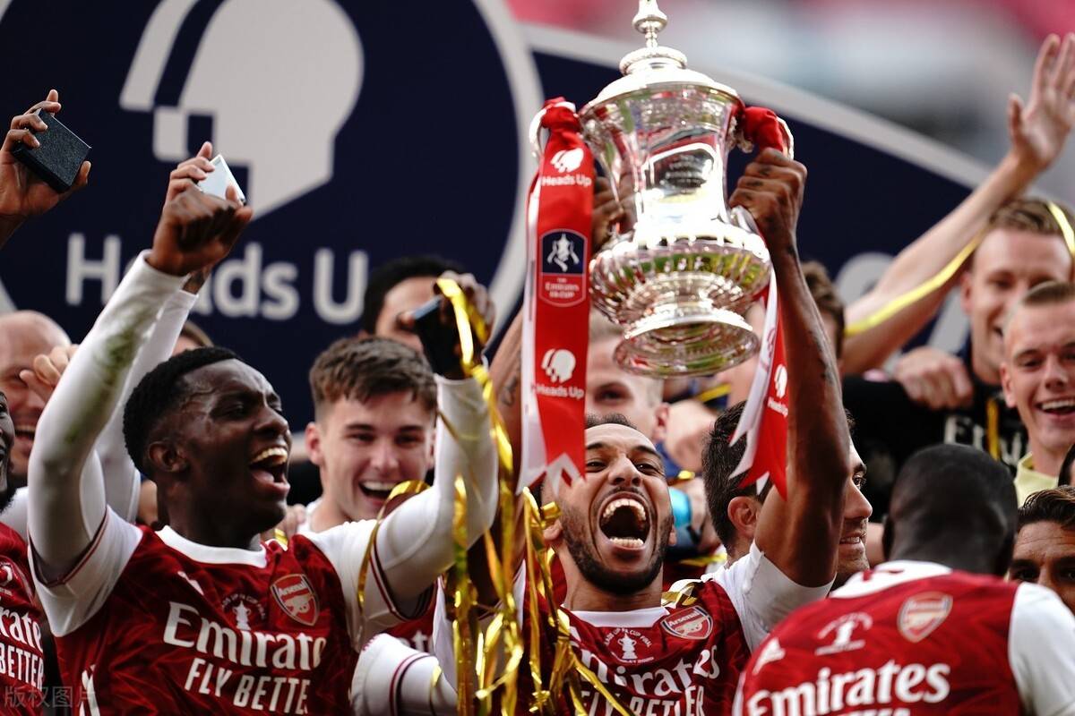 高清图:阿森纳合影庆祝夺冠 奥巴梅扬独捧奖杯