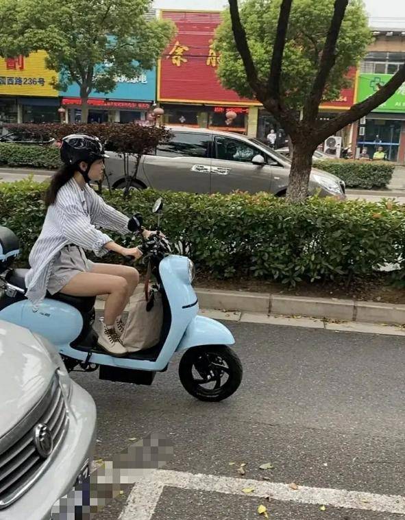 吴倩骑电车拍戏,穿着"朴素"却难挡好身材,网友:羡慕张雨剑
