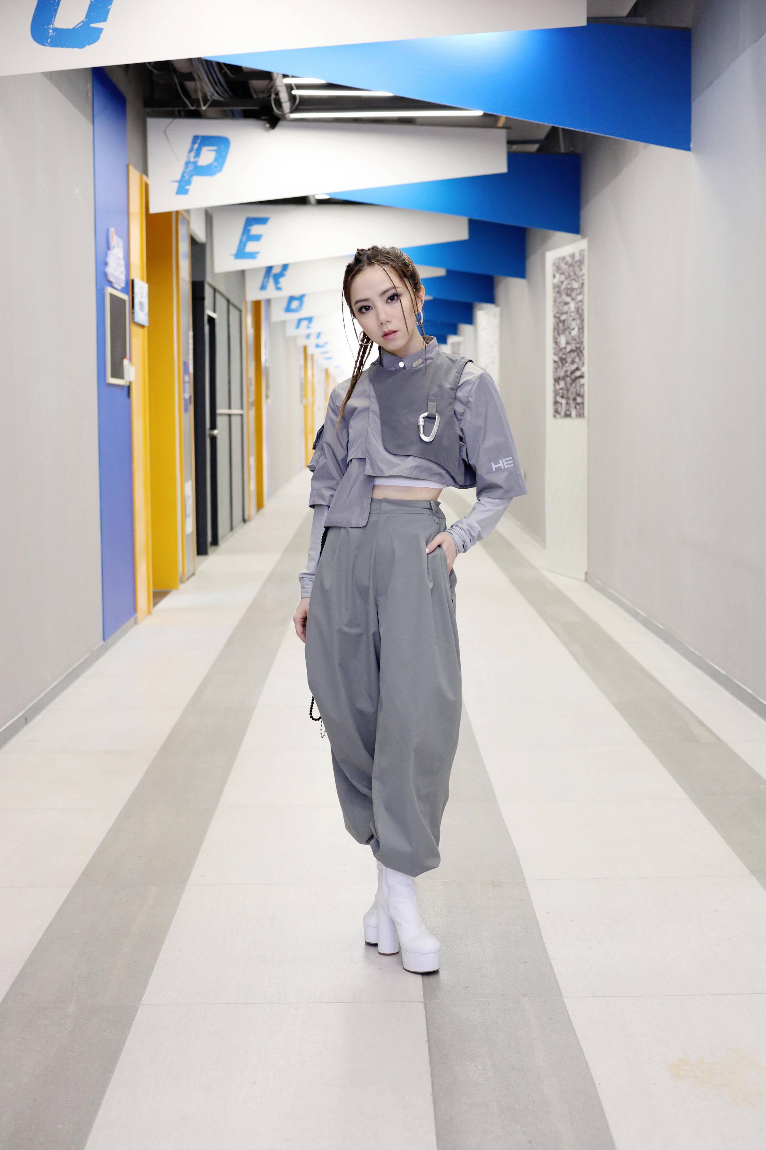 原创邓紫棋晒靓照一袭白色西装简约干练又时尚清新率性又有气场