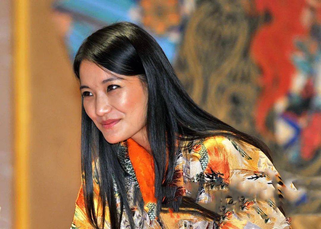 30岁不丹王后出席国宴,心不在焉拨弄头发,有贵族女背景就是厉害