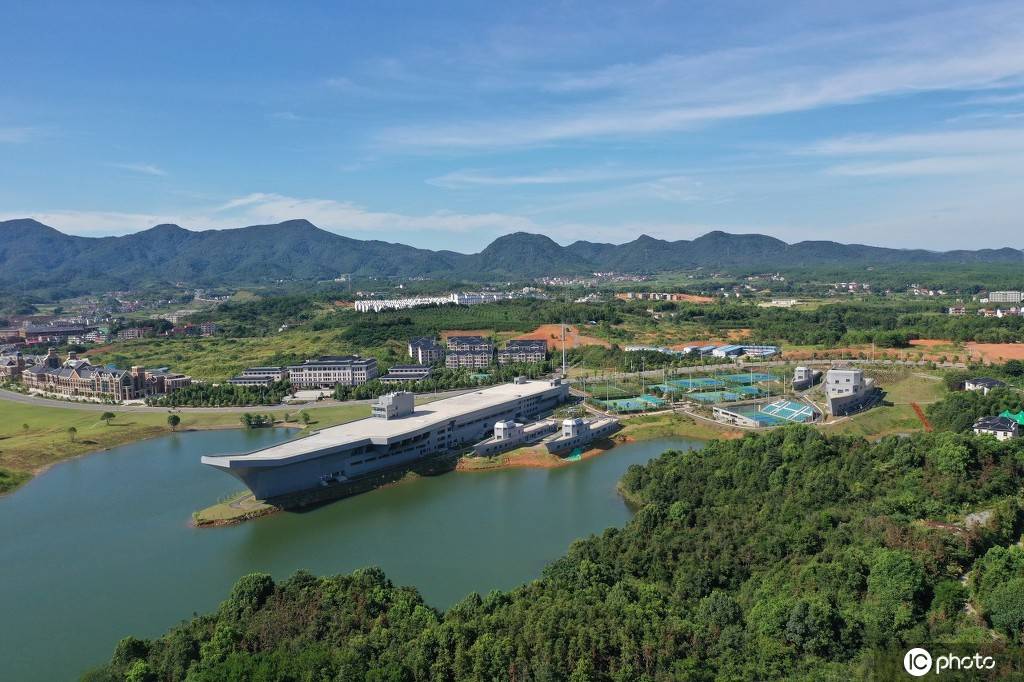 江西九江:庐山西海惊现"航母"建筑群