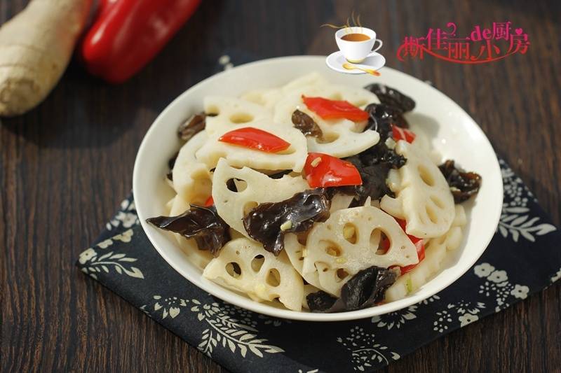 烧热锅放入适量的油,放入姜末炝锅,加入焯好的藕片和木耳进锅翻炒几