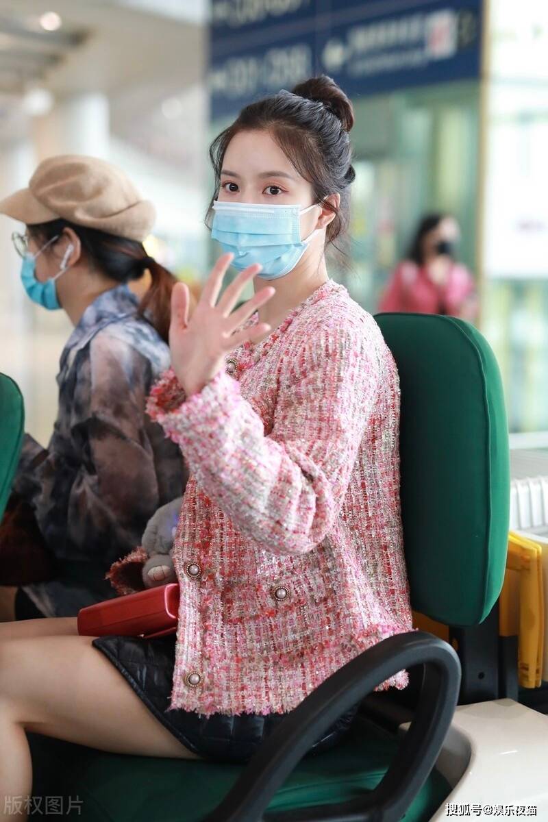 刘些宁现身机场短裙搭配粉色上衣元气满满