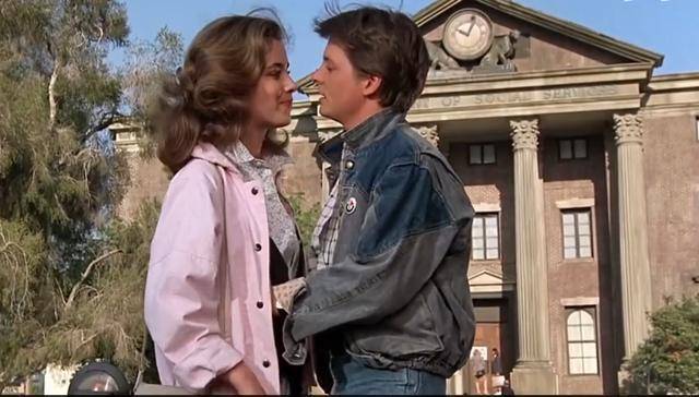 电影《回到未来》:穿越30年,年轻的妈妈太惊艳,成为父亲的情敌