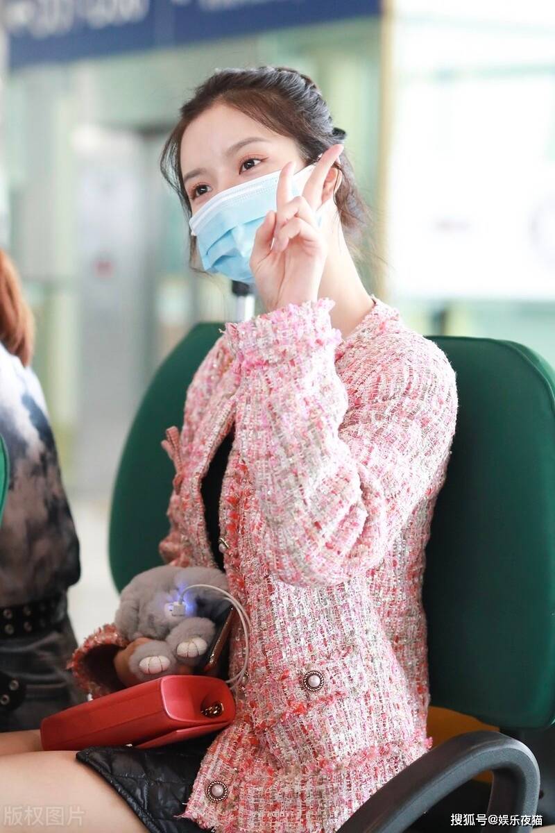 刘些宁现身机场短裙搭配粉色上衣元气满满