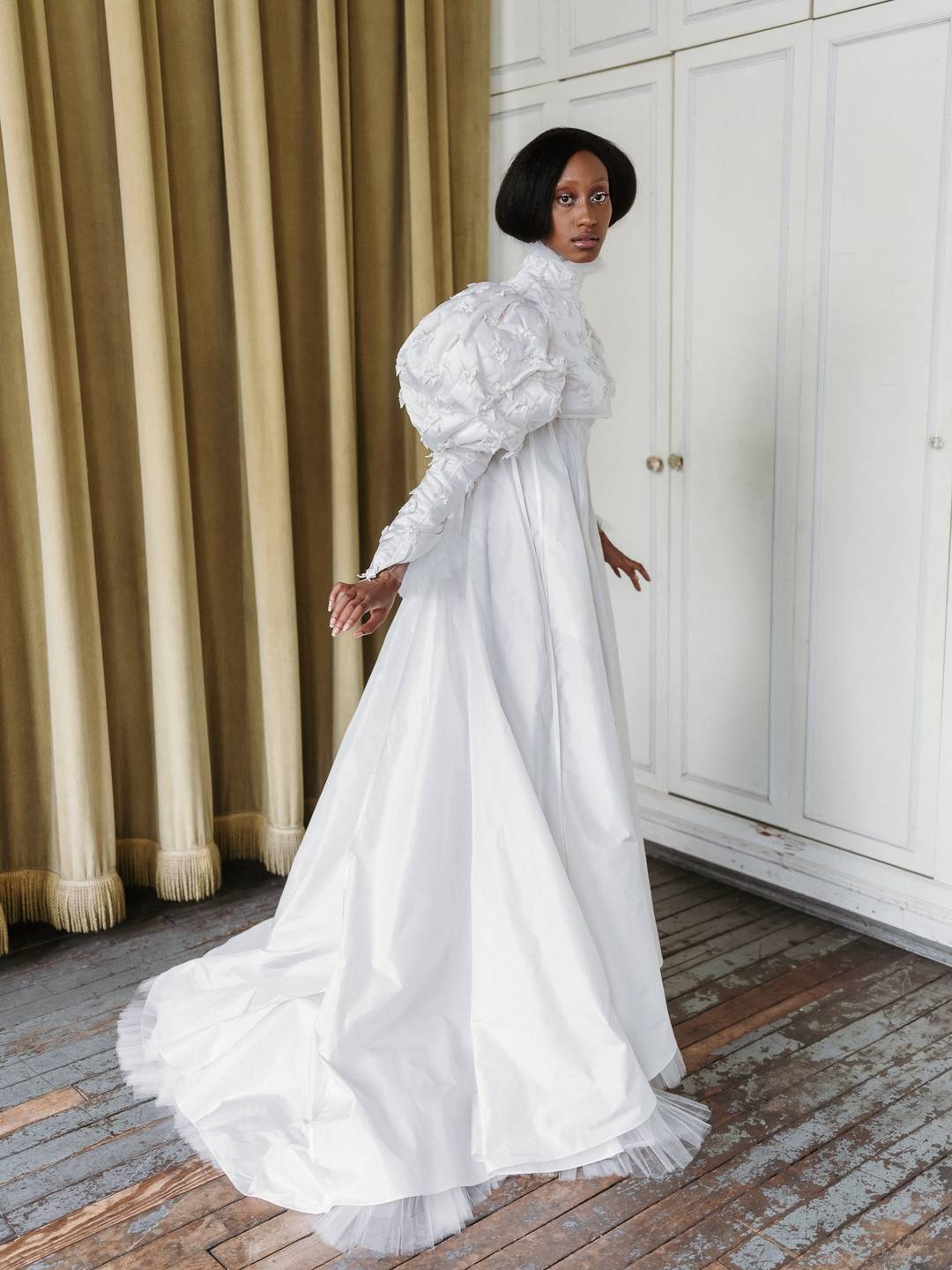 原创渗入怀旧氛围的浮夸婚服:前thom browne设计师创立的女装品牌