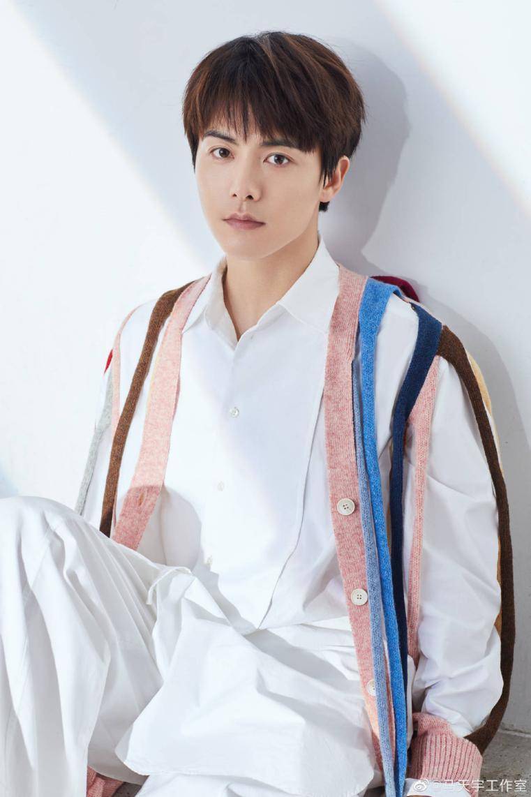 马天宇新剧拍摄现身山区服装造型接地气